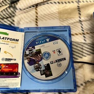 PS4 console/2 controllers/4 Games